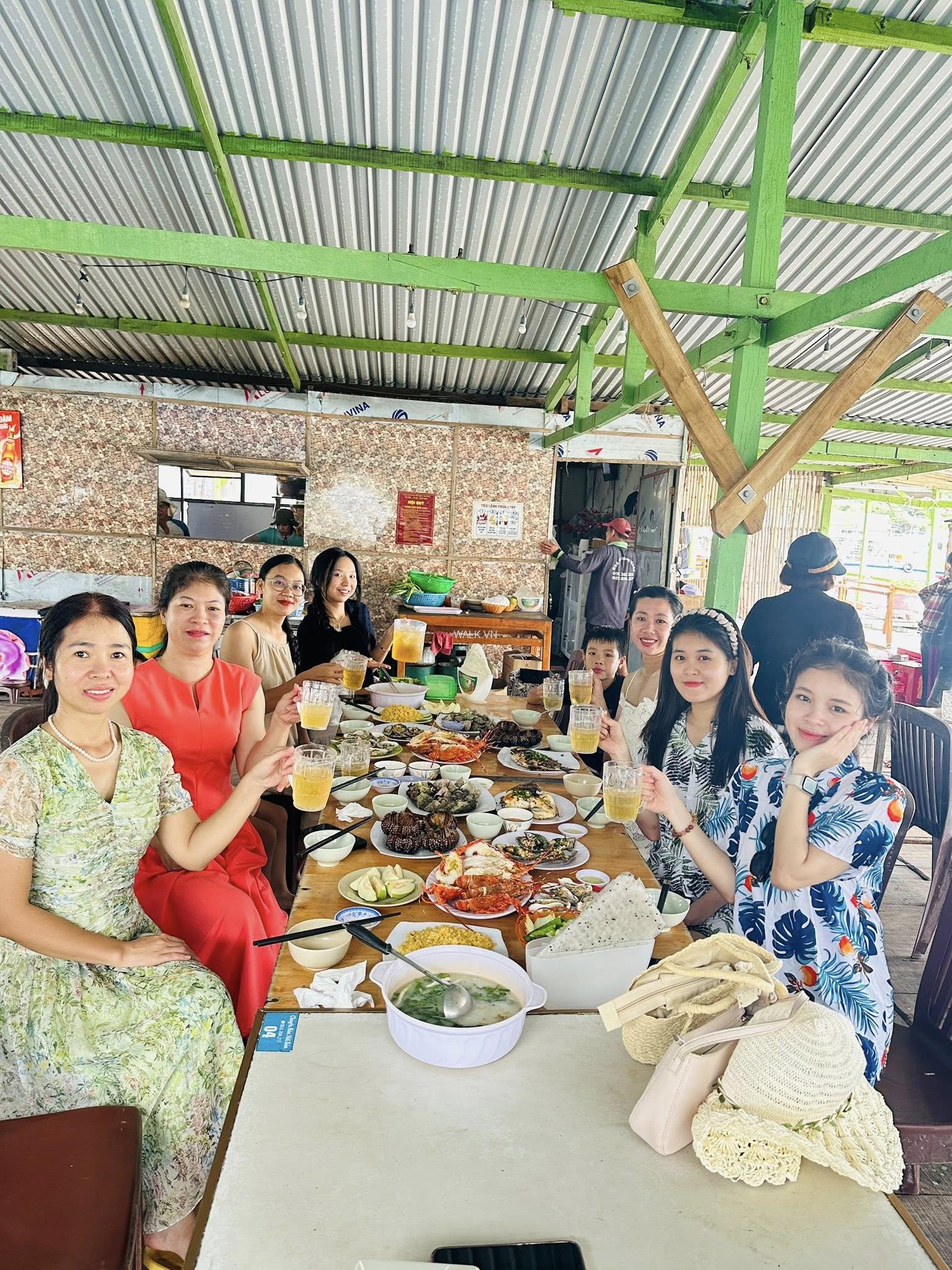 khách đoàn đi tour cano Vĩnh Hy do Vietnamjour tổ chức