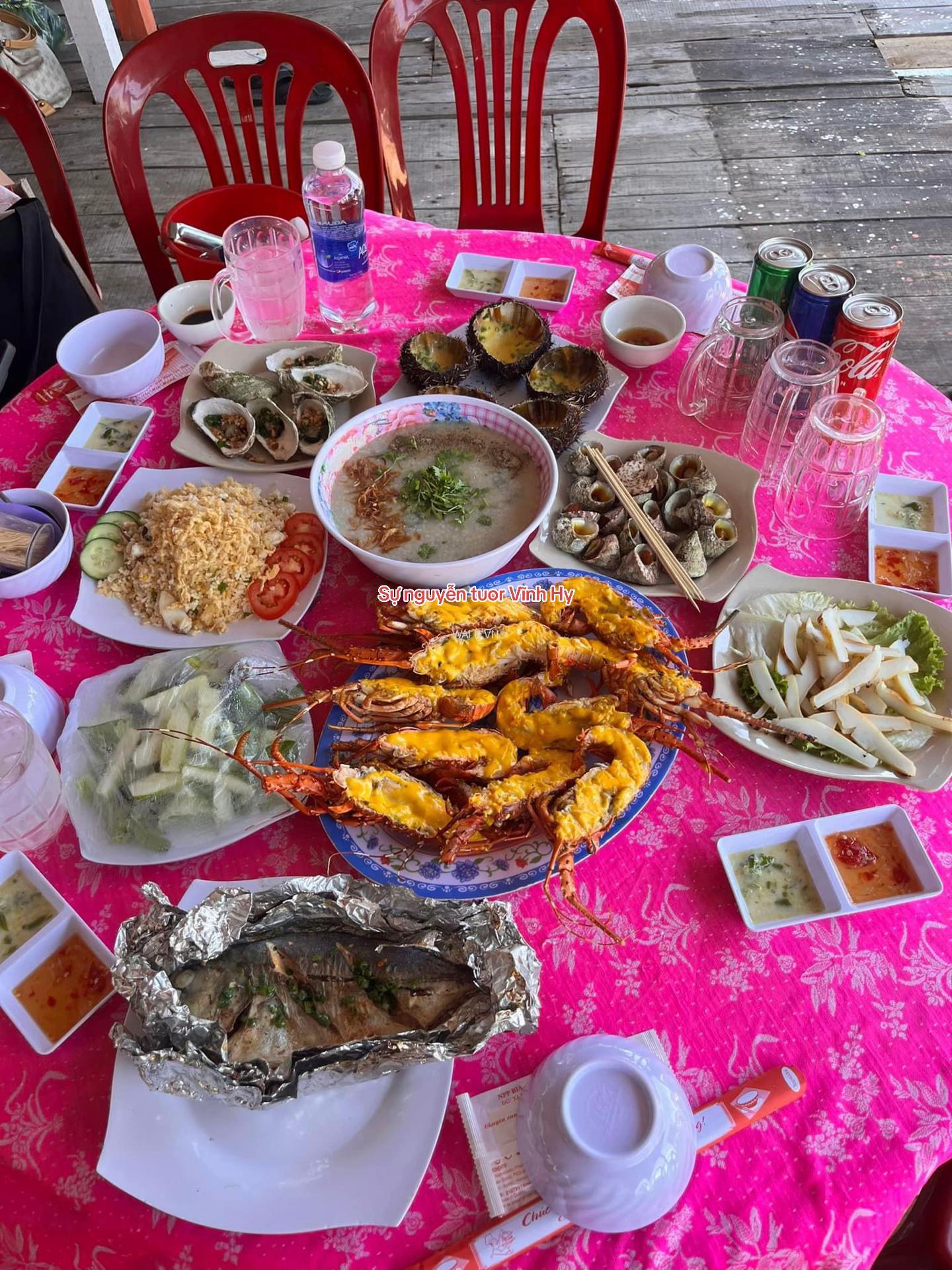 thực đơn tour cano Vĩnh Hy do Vietnamjour tổ chức đầy ấp hải sản